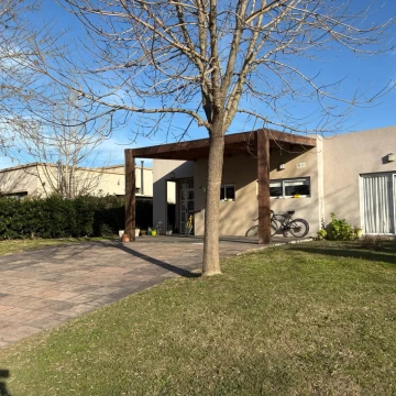 Casa en venta de 3 dorm con pileta en San Alfonso