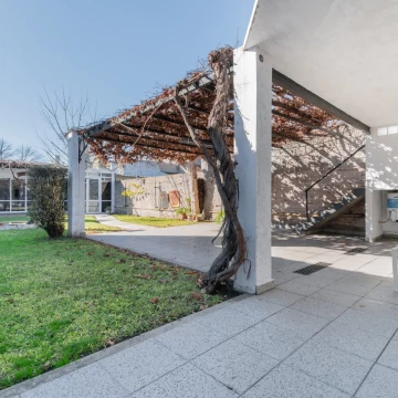 Venta Casa de 4 Ambientes, jardín, quincho y cochera en Lomas Este.