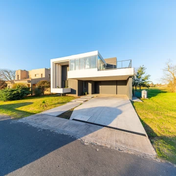 Casa en La Rinconada con vista a la cancha de polo