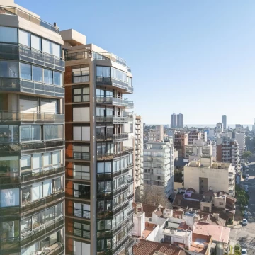 Departamento 4 ambientes con dependencia en Playa Grande.
