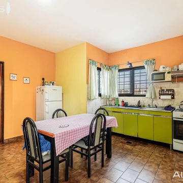VENTA CASA DEPTO Y LOCAL EN VILLA SARMIENTO - MULTIFAMILIAR O INVERSION