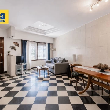 Venta. Casa en terreno propio. 4 ambientes.  Quincho, patio y terraza.