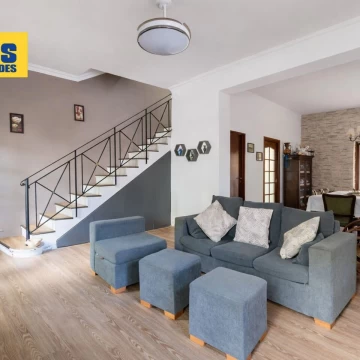 Venta. Casa 4 ambientes. Patio y Jardin. Barrio cerrado.