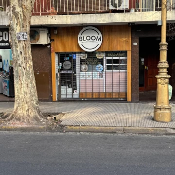 Alquiler. Local Comercial sobre Av Montes de Oca. Con Sotano. Barracas.