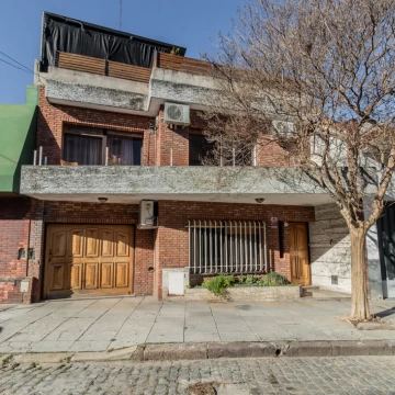Venta. Casa 4 ambientes. Cochera. Terraza. Nueva Pompeya