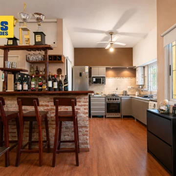 Venta. Ph 8 ambientes. 2 plantas.  Quincho, patio y terraza.
