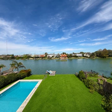 Casa en VENTA a la laguna - Barrio Santa Barbara 