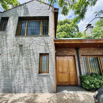 Casa en venta 5 ambientes en Florencio Varela con pileta Apto crédito
