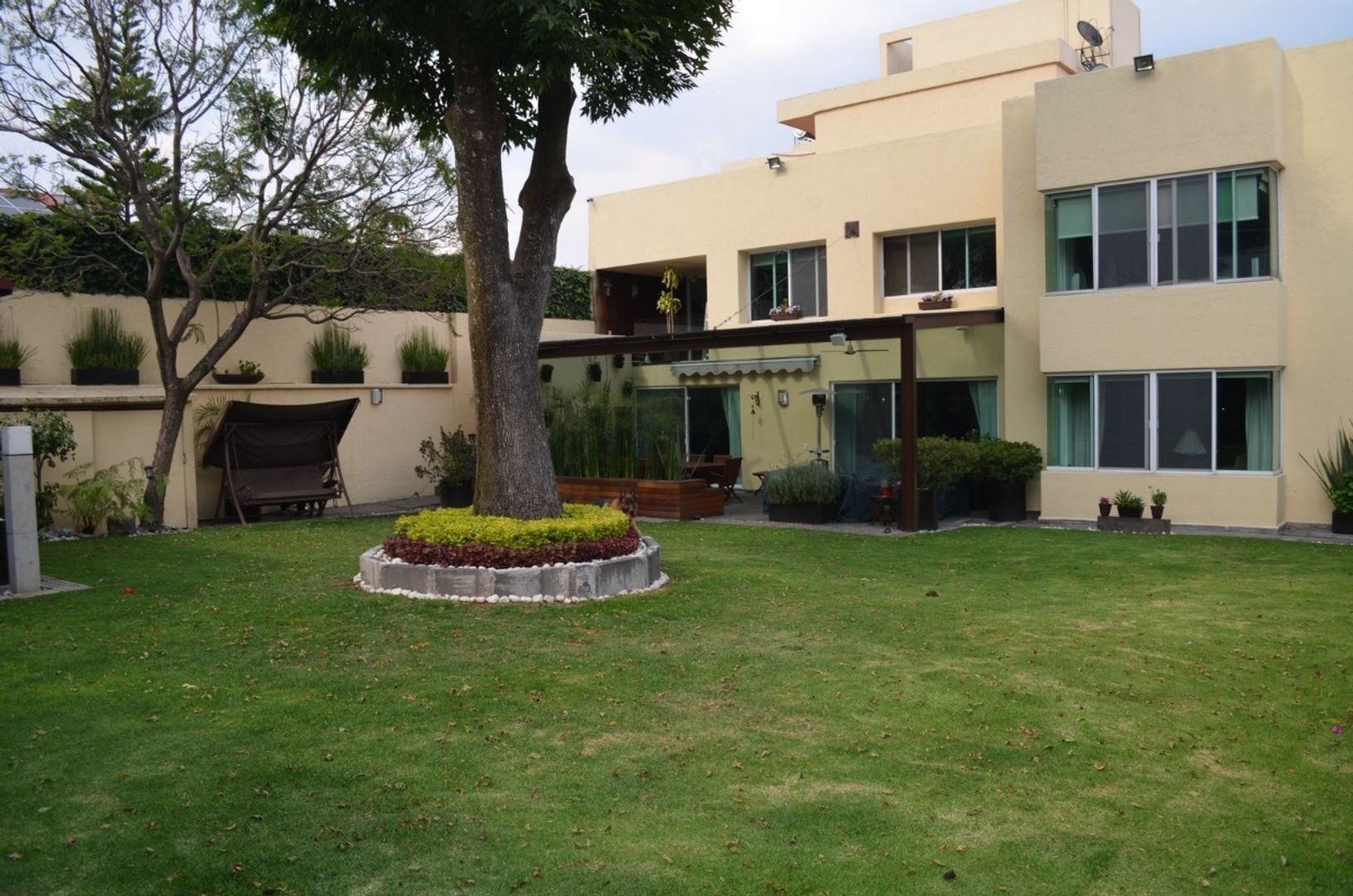 FACHADA DESDE EL JARDIN.jpeg