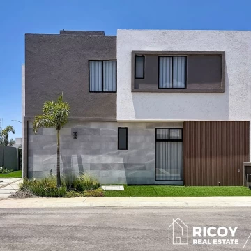 Casa con recámara en planta baja en Puerta Real Querétaro