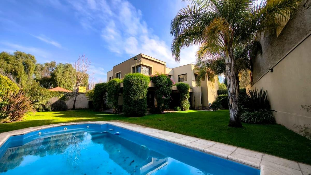 Casa en Venta Callejón Semi Privado Calle Gutiérrez Inmediaciones Club de Campo V, pileta, cochera - Principal