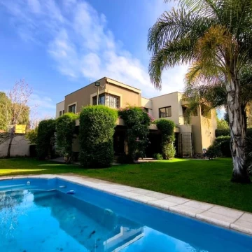 Casa en Venta Callejón Semi Privado Calle Gutiérrez Inmediaciones Club de Campo V, pileta, cochera