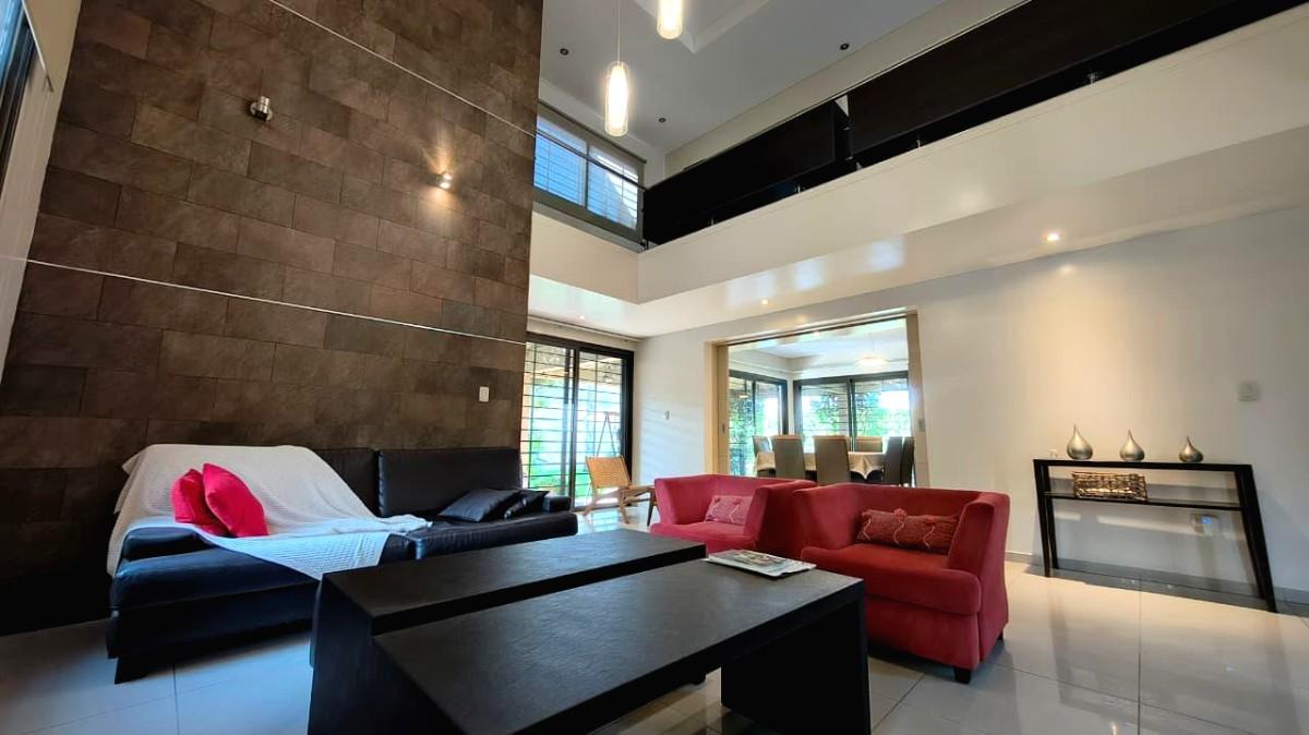 Casa en Venta Callejón Semi Privado Calle Gutiérrez Inmediaciones Club de Campo V, pileta, cochera - 4