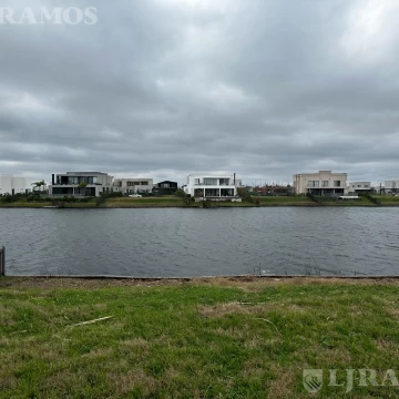 Terreno en venta en Puertos Acacias Troncal con vistas a la laguna PG