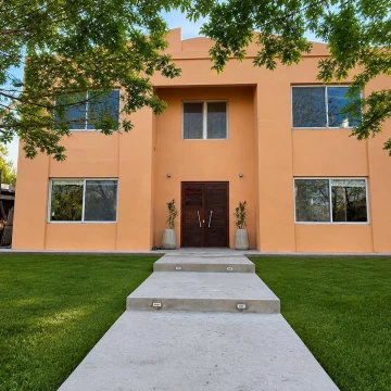 Venta Casa 4 dormitorios jardín y pileta. Lote de 710 metros, cubiertos 200.