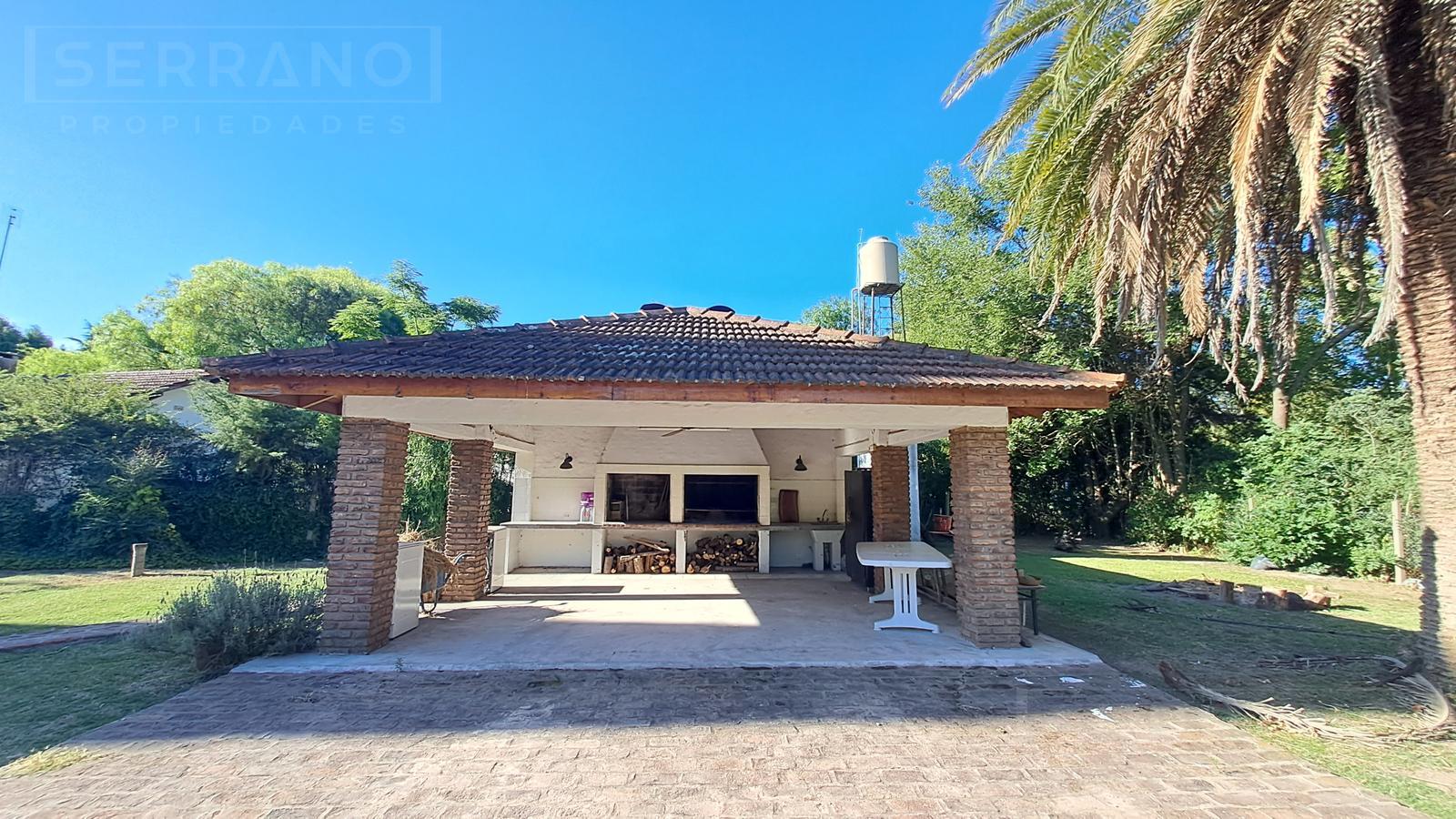 Quincho con Parrilla Baño y Cuarto de guardado