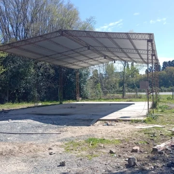 Terreno con tinglado 10x15 y mejoras