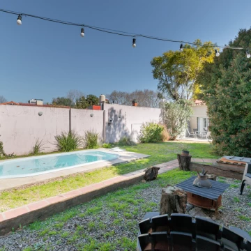 Casa de 4 amb con quincho, gran fondo y pileta