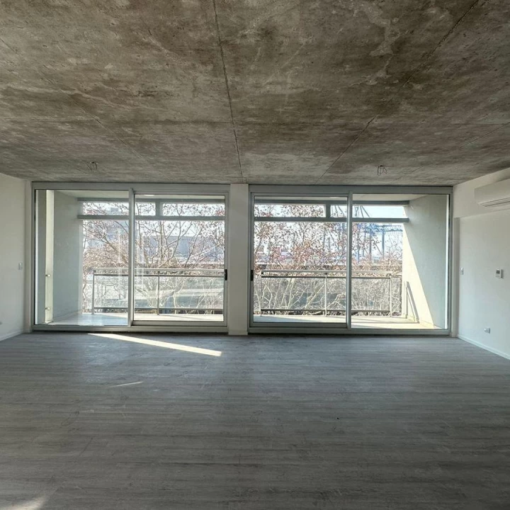 Oficina Comercial en alquiler con vista al rio. 80m2 con cochera. Distrito QUARTIER, Retiro.