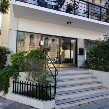 Venta Piso 3 ambientes con dep o escritorio, balcón vista abierta, cochera y baulera en Belgrano R