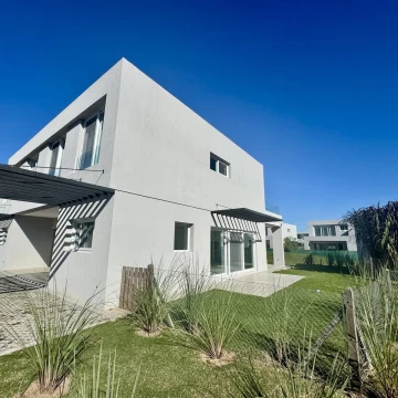 TOWNHOUSE EN VENTA EN PILARÁ | ESQUINA - 3 DORMITORIOS - JARDÍN PROPIO