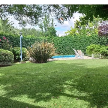 Espectacular Casa a la Venta/Alquiler en Barrio Los Tordos. Jardín, Parrilla, Pileta, Seguridad.