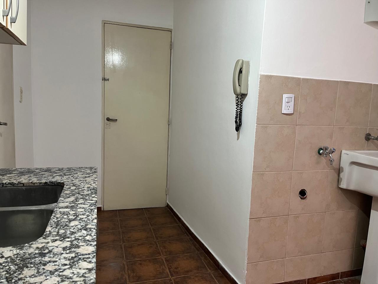 Cocina con acceso secundario