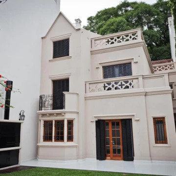 Casa  estilo Tudor en alquiler con jardin y piscina - Belgrano R. Impecable estado.