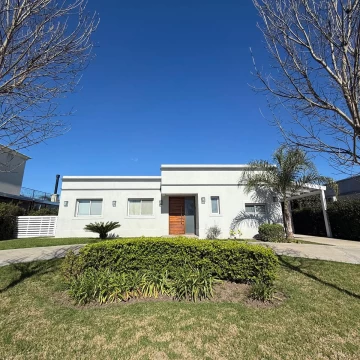 Casa en una planta con pileta y 5 cocheras | Santa Guadalupe – Pilar del Este