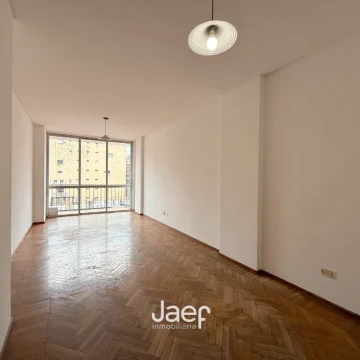 Departamento 2 dormitorios con balcón al frente 5C