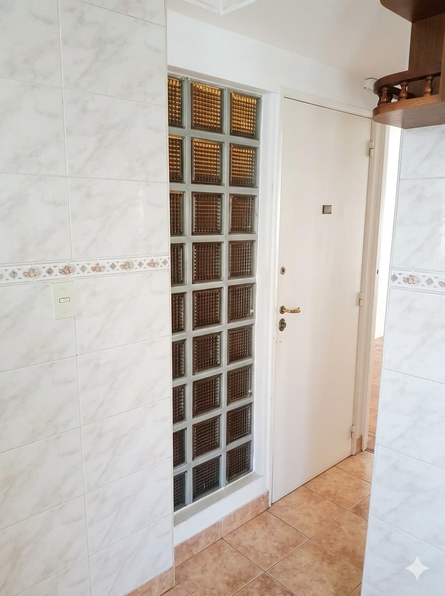 puerta de servicio del depto