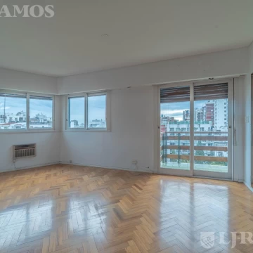 Virrey del Pino y Vuelta de obligado.  Piso alto. lleno de luz y sol. Cochera fija.