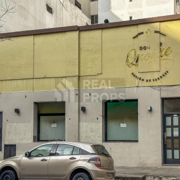 Local en venta o alquiler en  Barracas, a una cuadra de Av. Montes de Oca, apto profesional.