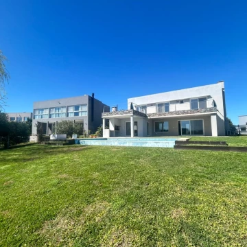 Casa en venta Orientación Noroeste salida a la laguna en Canton Islas