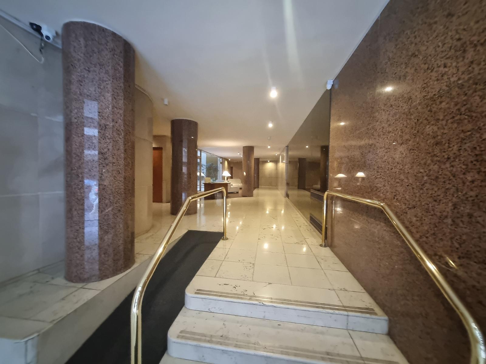 Entrada con rampa para discapaciitados