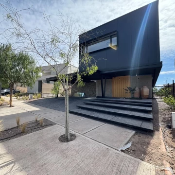 Casa moderna en Barrio Privado Aguaribay, 4 dormitorios, piscina y vista a la montaña