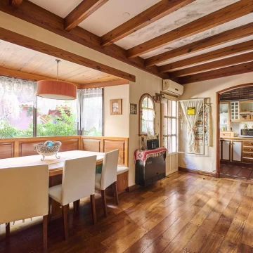 Venta Casa 5 ambientes 3 dormitorios cochera jardin quincho Carapachay