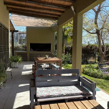 Casa en venta de 1 planta con pileta y gran jardín 