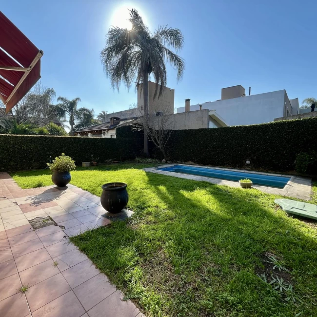 CASA VENTA 6 AMBIENTES CASTELAR NORTE JARDÍN PILETA GARAGE