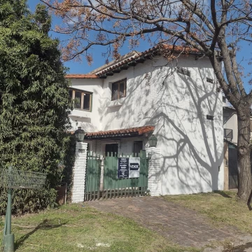 Casa en Venta en Ingeniero Adolfo Sourdeaux. Oportunidad!