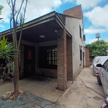 Casa en Luis Guillon- 4 ambientes- 2 baños  - Parque - Cocheras- Escritorio - Cocina - APTO CREDITO