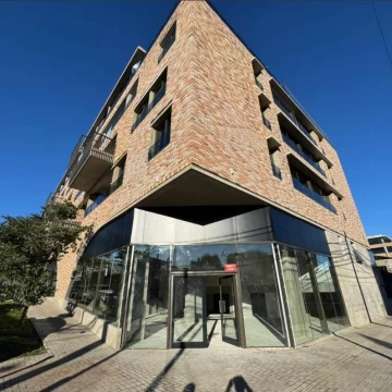 Local comercial sobre esquina y con baulera en Puerto Norte, Rosario
