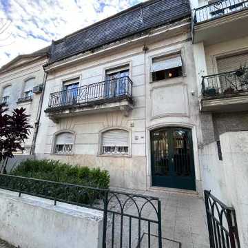 Venta casa de 3 Dormitorios con patio en Rosario -  Bv Oroño al 300