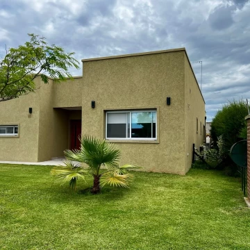 Casa venta 5 Amb Pilar Del Este S.Ramon Jardín, Quincho,Pileta