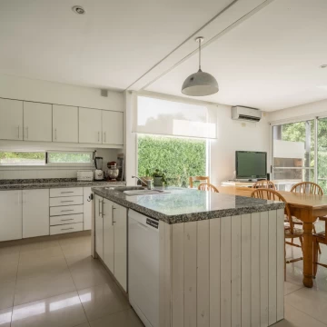 IMPERDIBLE CASA EN LAS LIEBRES/ Gran jardín y excelente ubicación.