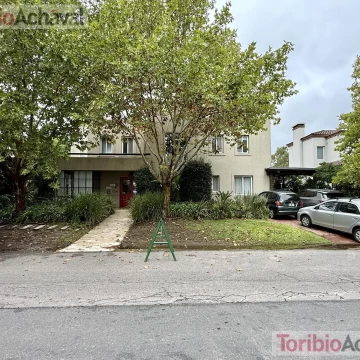 Casa en venta en barrio Laguna Del Sol, impecable, con vistas al lago