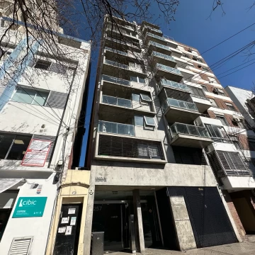 Departamento de dos dormitorios-cochera-semipiso