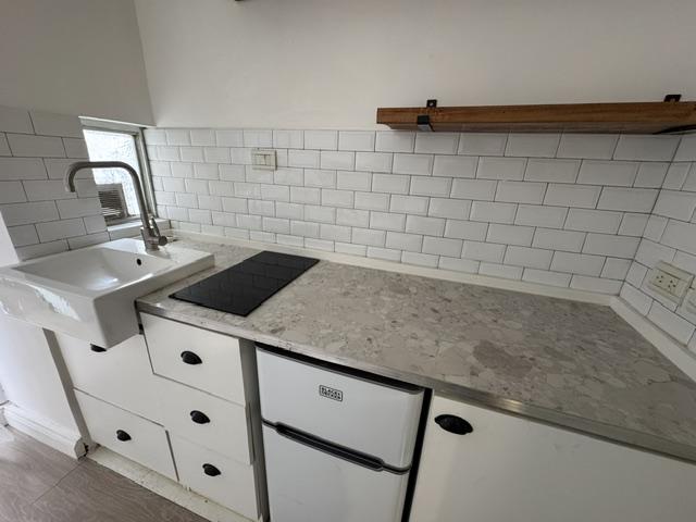 Cocina con heladera bajo mesada