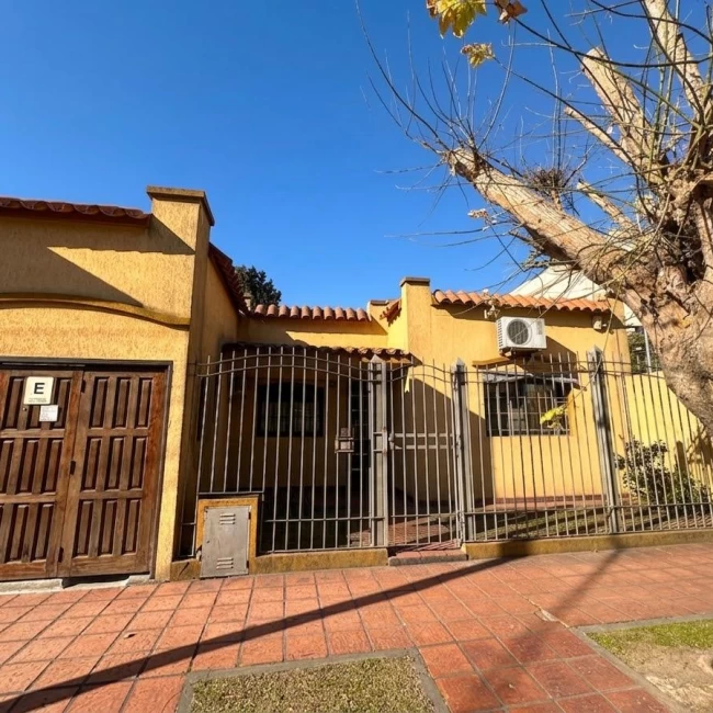 Casa 3 ambinetes con cochera y parque, Berazategui en venta