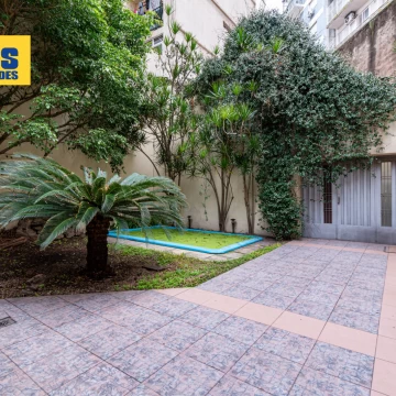 Venta. Casa tipo chalet. Pileta, patio, cochera. Jovellanos y Gualeguay.